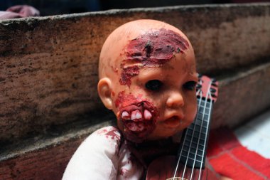 Ukulele tutan ürkütücü kanlı bebek, Gizemli Hayalet bebeğe yaklaş, Korkunç Korku Bebeği