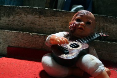 Ukulele tutan ürkütücü kanlı bebek, Gizemli Hayalet bebeğe yaklaş, Korkunç Korku Bebeği