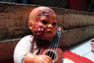 Ukulele tutan ürkütücü kanlı bebek, Gizemli Hayalet bebeğe yaklaş, Korkunç Korku Bebeği