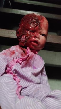 Korkunç kanlı bebek Cadılar Bayramı konsepti, çocukların kapanışı, gizemli bebek hayaleti, korkunç bebek video görüntüleri.
