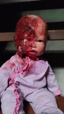 Korkunç kanlı bebek Cadılar Bayramı konsepti, çocukların kapanışı, gizemli bebek hayaleti, korkunç bebek video görüntüleri.