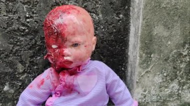 Korkunç kanlı bebek Cadılar Bayramı konsepti, çocukların kapanışı, gizemli bebek hayaleti, korkunç bebek video görüntüleri.