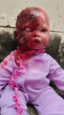 Korkunç kanlı bebek Cadılar Bayramı konsepti, çocukların kapanışı, gizemli bebek hayaleti, korkunç bebek video görüntüleri.