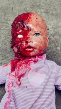 Korkunç kanlı bebek Cadılar Bayramı konsepti, çocukların kapanışı, gizemli bebek hayaleti, korkunç bebek video görüntüleri.