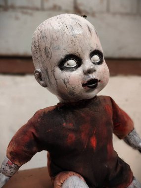 Korkunç korku bebeği, ürkütücü bebek Cadılar Bayramı konsepti, terkedilmiş arka plandaki hayalet bebek mistiğine yakın çekim.