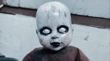 Korkunç, kanlı bebek Cadılar Bayramı konsepti, yağmurlu arka planda hayalet bebek kapağı, korkunç oyuncak bebek video 4k