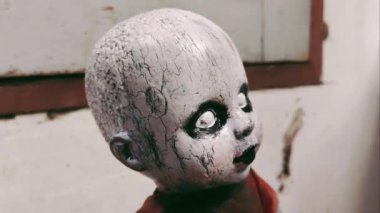Korkunç, kanlı bebek Cadılar Bayramı konsepti, yağmurlu arka planda hayalet bebek kapağı, korkunç oyuncak bebek video 4k