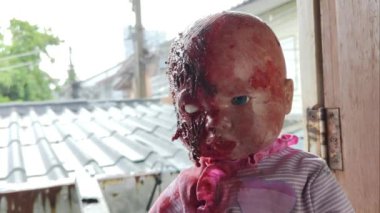 Korkunç, kanlı bebek Cadılar Bayramı konsepti, yağmurlu arka planda hayalet bebek kapağı, korkunç oyuncak bebek video 4k