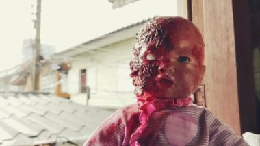 Korkunç, kanlı bebek Cadılar Bayramı konsepti, yağmurlu arka planda hayalet bebek kapağı, korkunç oyuncak bebek video 4k