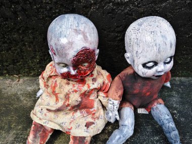 Korkunç korku bebeği, ürkütücü bebek Cadılar Bayramı konsepti, terkedilmiş arka plandaki hayalet bebek mistiğine yakın çekim.