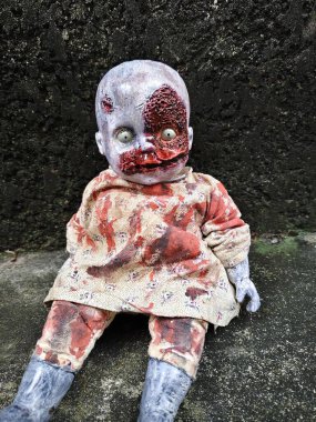 Korkunç korku bebeği, ürkütücü bebek Cadılar Bayramı konsepti, terkedilmiş arka plandaki hayalet bebek mistiğine yakın çekim.