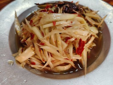 Tuzlu yengeç ve mayalanmış balıklı baharatlı Papaya Salatası (SOMTUM) Tayland yemeği