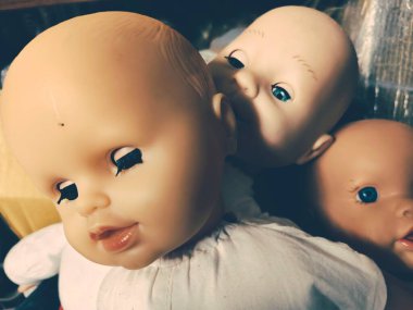 Korkunç korku bebeği, ürkütücü bebek Cadılar Bayramı konsepti, terkedilmiş arka plandaki hayalet bebek mistiğine yakın çekim.