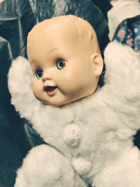 Korkunç korku bebeği, ürkütücü bebek Cadılar Bayramı konsepti, terkedilmiş arka plandaki hayalet bebek mistiğine yakın çekim.