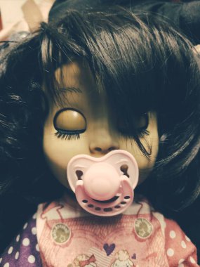 Korkunç korku bebeği, ürkütücü bebek Cadılar Bayramı konsepti, terkedilmiş arka plandaki hayalet bebek mistiğine yakın çekim.