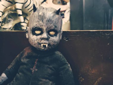 Korkunç korku bebeği, ürkütücü bebek Cadılar Bayramı konsepti, terkedilmiş arka plandaki hayalet bebek mistiğine yakın çekim.