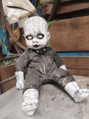 Korkunç korku bebeği, ürkütücü bebek Cadılar Bayramı konsepti, terkedilmiş arka plandaki hayalet bebek mistiğine yakın çekim.