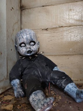 Korkunç korku bebeği, ürkütücü bebek Cadılar Bayramı konsepti, terkedilmiş arka plandaki hayalet bebek mistiğine yakın çekim.