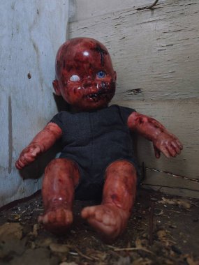 Korkunç korku bebeği, ürkütücü bebek Cadılar Bayramı konsepti, terkedilmiş arka plandaki hayalet bebek mistiğine yakın çekim.