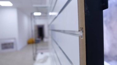 Metal çerçeve üzerine metal rehberler monte edilmiş bir panelin yakın çekimi. Panel ticari teçhizat veya aksesuarlar için tasarlanmıştır.