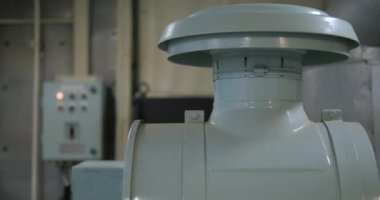 Gemideki acil durum dizel jeneratörünün hava filtresi ve ısıtıcı kontrol kutusu.