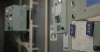  Acil durum dizel jeneratörünün başlama düğmelerinde merkez haneler