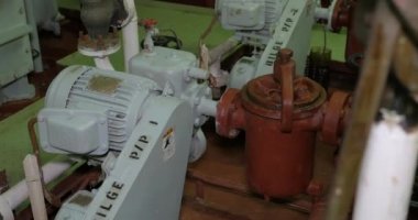 Geminin makine dairesinde elektrikli motor ve filtre ile sintine pompası