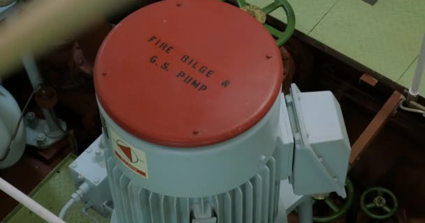 Αντλία Έκτακτης Ανάγκης Πυρκαγιάς Και Υδροσυλλεκτών Στο Μηχανοστάσιο Του Πλοίου — Αρχείο Βίντεο