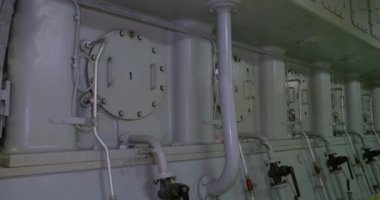 Geminin ana motorunun yanındaki platformda.