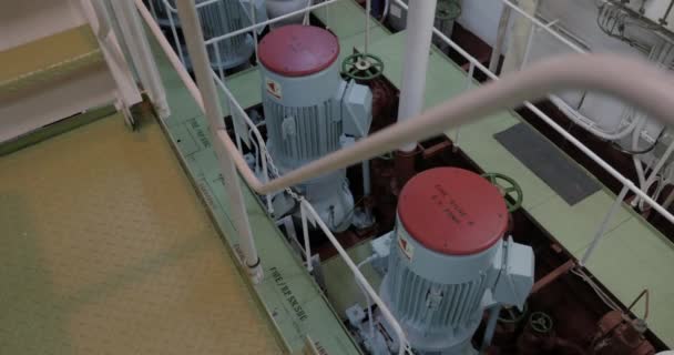 Σειρά Αντλιών Ηλεκτροκινητήρες Στο Μηχανοστάσιο Του Πλοίου — Αρχείο Βίντεο