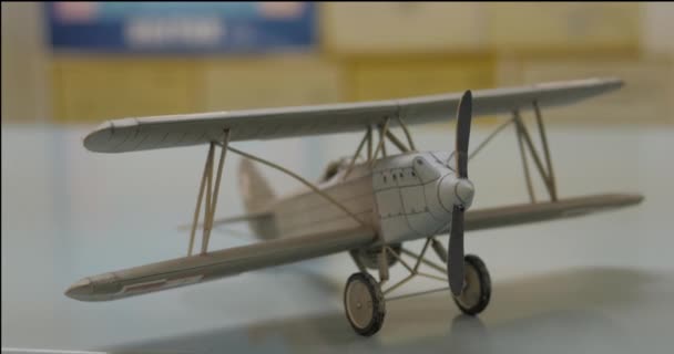 Toy Kertas Biplane Pada Permukaan Logam — Stok Video