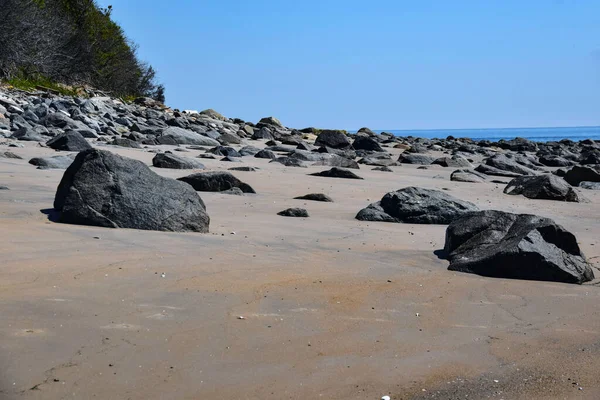 모래가 구역의 바위가 해안선 — 스톡 사진