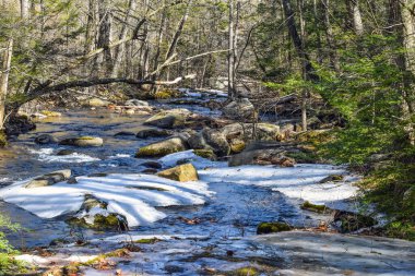 New England 'ın merkezinde buz ve kar örtülü nehir