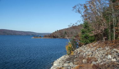 Quabbin kurtarıcısının sonbaharda massachusetts donanımındaki görüntüsü