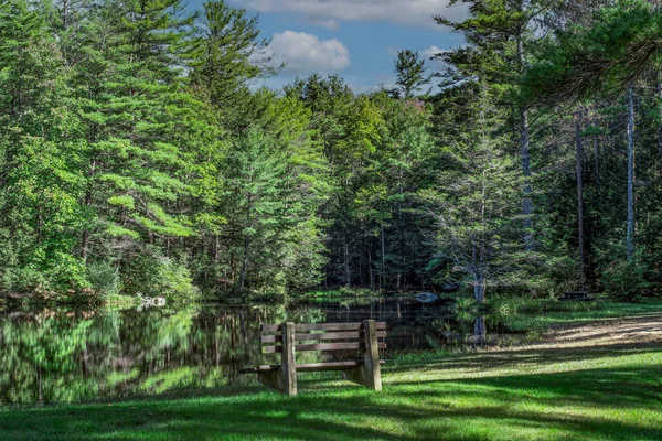 9月の午後テンプルトンマサチューセッツ州のオッター川州立公園のビーマン池で — ストック写真