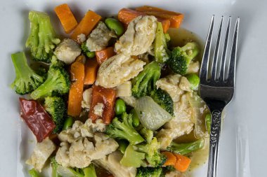 Tabakta taze tavuk kızartması.