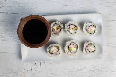 California peynirli rulo krem peynirli avacado ve yengeç