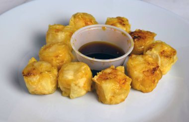 Ortada soya soslu kızarmış karides shumai.. 