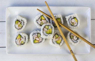 Kaliforniya rulolarını bir tabağa yerleştirin.