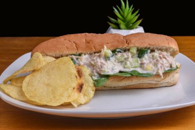 Hindi salatası alt rulo üzerinde ıspanak dinleniyor.