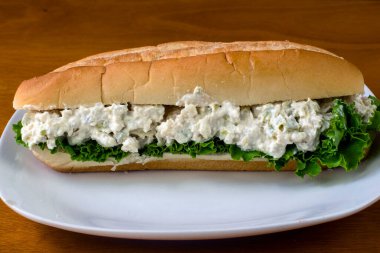 Marullu tavuk salatası denizaltıda servis edilir. 