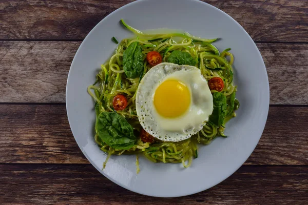 Kızarmış yumurta ve ıspanaklı kabaklı şehriye. 