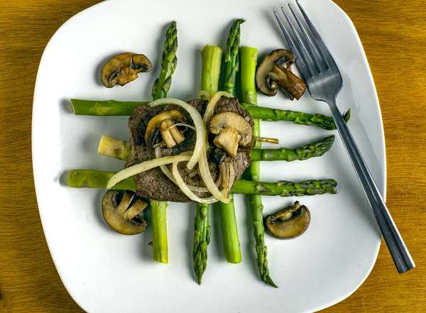 Steak Top Onions Mushrooms Resting Asparagus — Stock Photo, Image