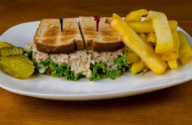 Patates kızartması ve turşulu ton balıklı sandviç.