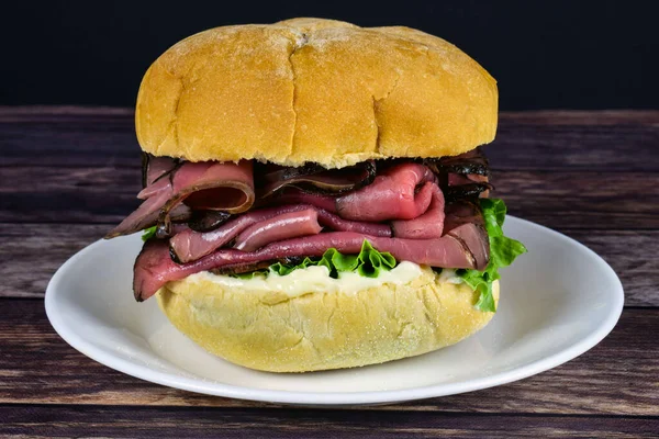 Büyük bir rulo üzerinde biftek.