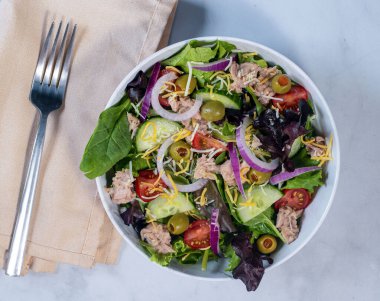 Ton balığı, zeytin ve soğanlı yaz salatası., 