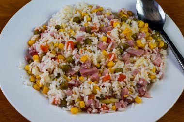 Mısır, bezelye ve havuçla servis edilen beyaz pirinç.,