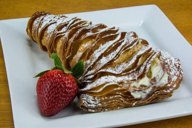 Çilekli ıstakoz kuyruklu pasta., 