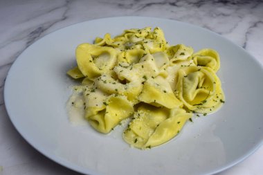 Alfredo soslu ıspanaklı tortellini, maydanoz ve parmesan peyniri., 
