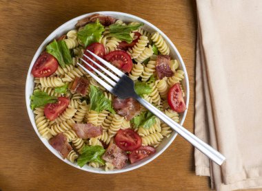 Rotini ile servis edilen makarna salatası.